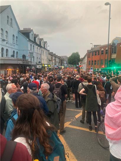 Tausende von Gegendemonstranten schützen das Asylzentrum von Walthamstow
