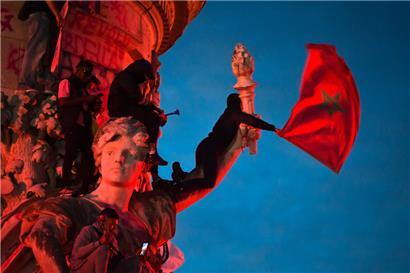 Tausende von Menschen versammelten sich nach der Parlamentswahl Anfang Juli auf der place de la République in Paris, um den Sieg des Nouveau Front populaire über die extreme Rechte zu feiern 

