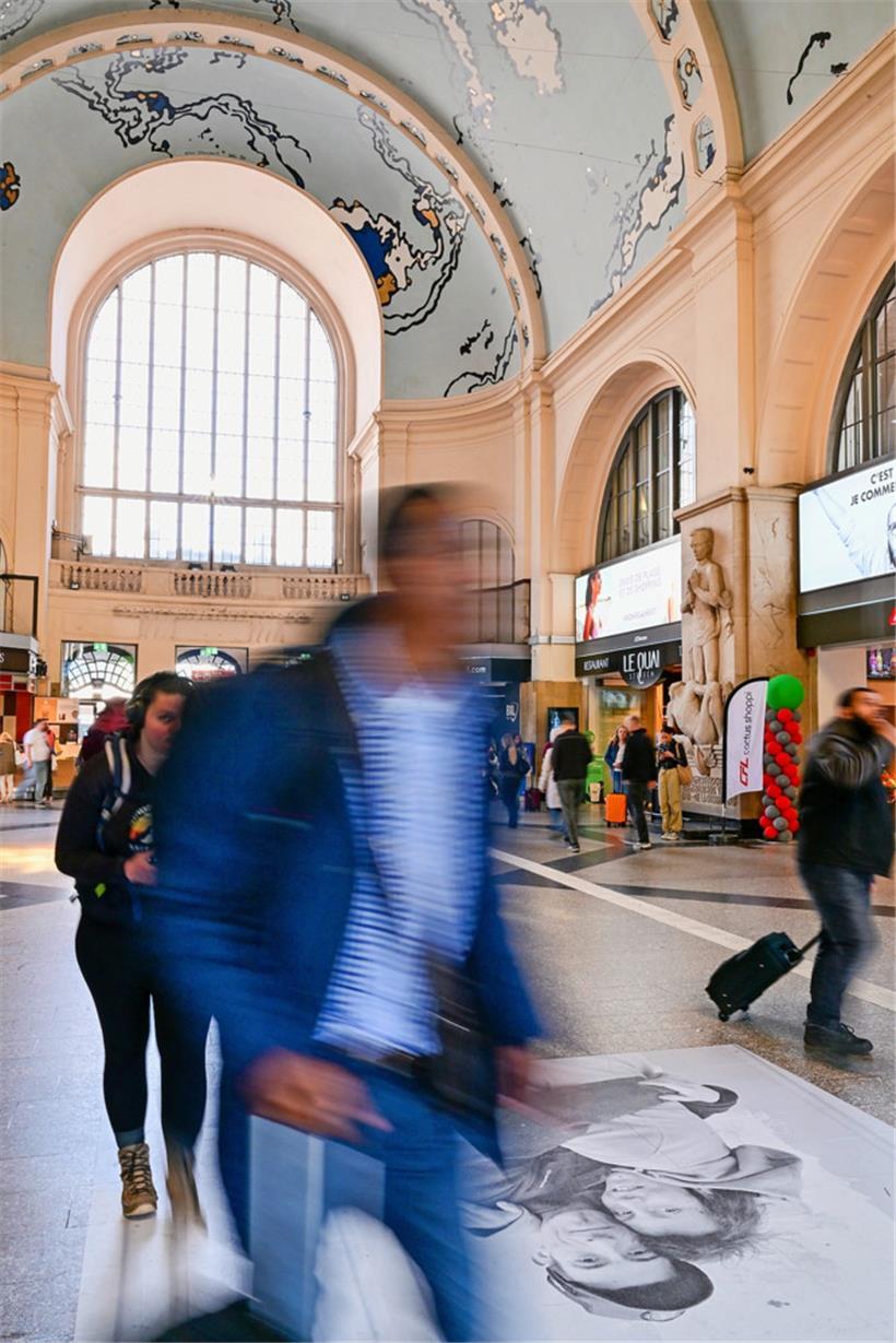 Tausende von Passanten betreten täglich die Fotos auf dem Boden der Bahnhofshalle
