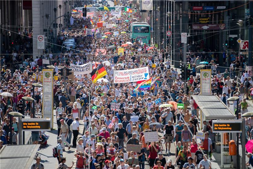 Tausende ziehen bei der Demonstration gegen Corona-Maßnahmen über die Friedrichstraße.
