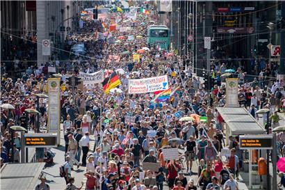 Tausende ziehen bei der Demonstration gegen Corona-Maßnahmen über die Friedrichstraße.
