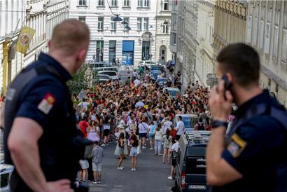 Taylor Swift-Fans versammeln sich in der Corneliusgasse in Wien. Als Treffpunkt wurde die Straße ausgewählt, da Taylor Swift in ihrem 2019 veröffentlichten Album „Lover“ einen Song mit dem Titel „Cornelia Street“ hat.
