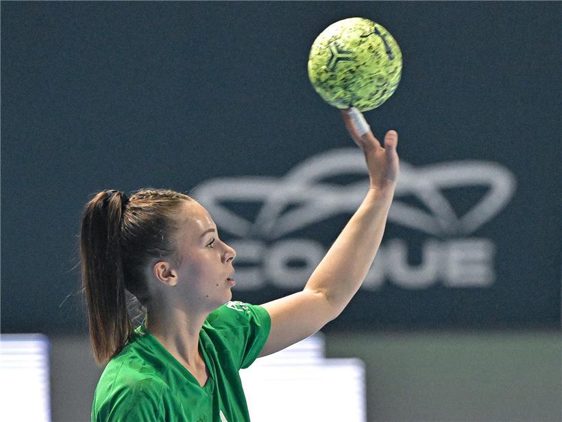 Tea Galic (Käerjeng) erzielt acht Tore im Fußballspiel, jubelnd mit Teamkollegen auf dem Spielfeld