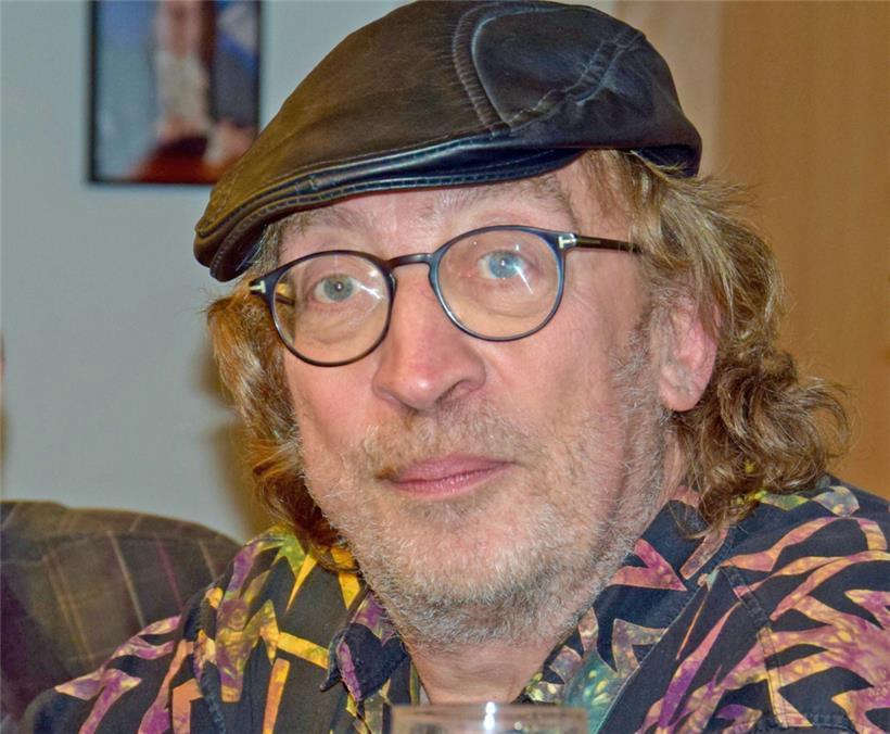 Teacher, der auch still und nachdenklich, abseits der großen Bühne, präsent und verbindend wirkte
