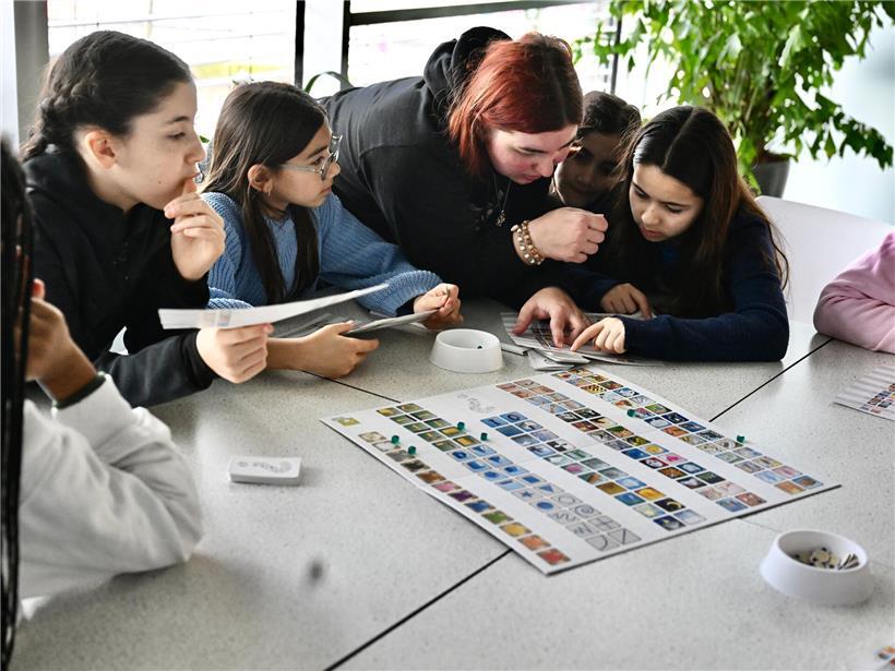 Kinder bei der DigiRallye im Forum Geesseknäppchen, interaktive Lernaktivität mit digitalen Technologien und Spaß