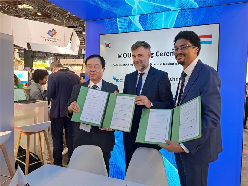 Technoport und Jeju Free International City Development Center beim  Unterzeichnen ihrer Absichtserklärung
