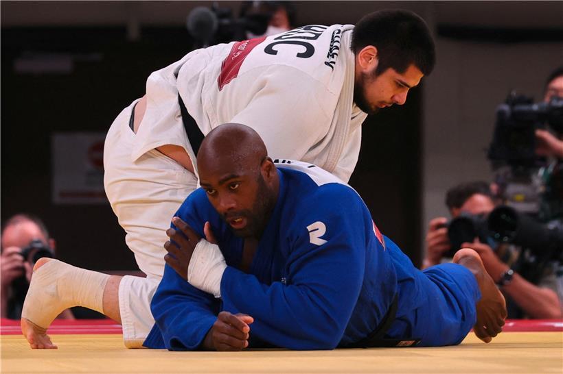 Teddy Riner (in Blau) musste sich dem Weltranglistenersten Tamerlan Baschajew geschlagen geben
