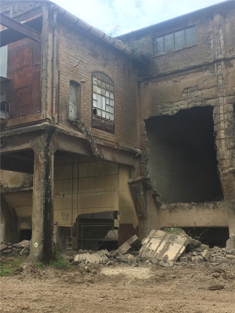 Teilansicht 1: Klaffende Löcher in der Fassade des Erzbunkers