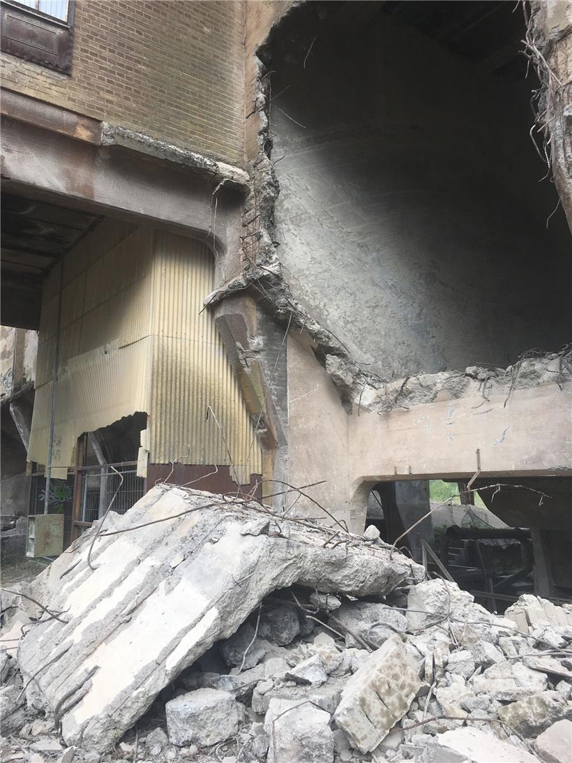 Teilansicht 2: Die groben Schuttstücke lagen am Sonntag noch nicht dort. Am Mitt...