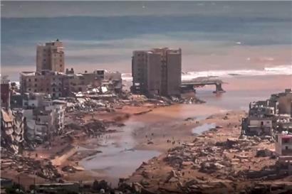 Teile der libyschen Stadt Darna wurden von den Wassermassen ins Mittelmeer gespült
