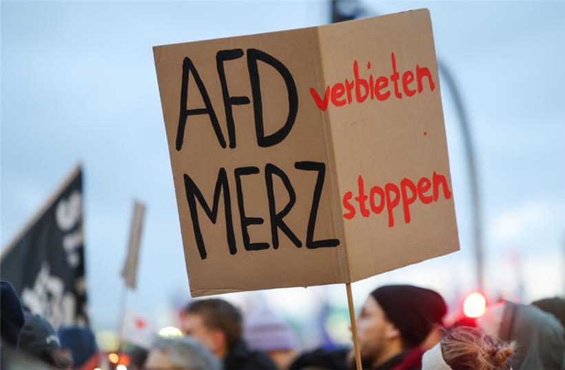 Teilnehmende einer Protestaktion demonstrieren unter dem Motto „Merz und AfD stoppen – Asylrecht verteidigen“
