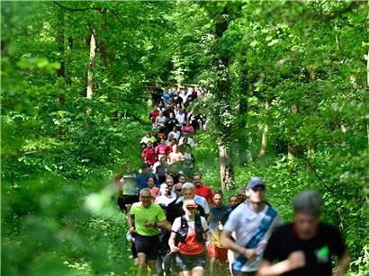 Teilnehmer laufen beim Benefizlauf „E Laf fir d‘Natur“ durch grüne Landschaft für Umweltschutz und Naturförderung