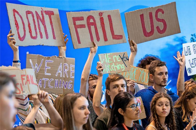 Teilnehmer einer Demonstration auf der COP27 setzen sich für das Ziel ein, den globalen Temperaturanstieg auf 1,5 Grad Celsius zu begrenzen 
