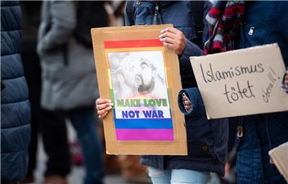 Teilnehmer einer Gegendemonstration vergangene Woche in Hamburg. Sie reagierten auf eine Kundgebung, die unter dem Motto „Gegen Respektlosigkeit gegenüber unserem Propheten Muhammad“ stattfand, an der rund 100 Menschen – überwiegend Männer – teilnahmen.
