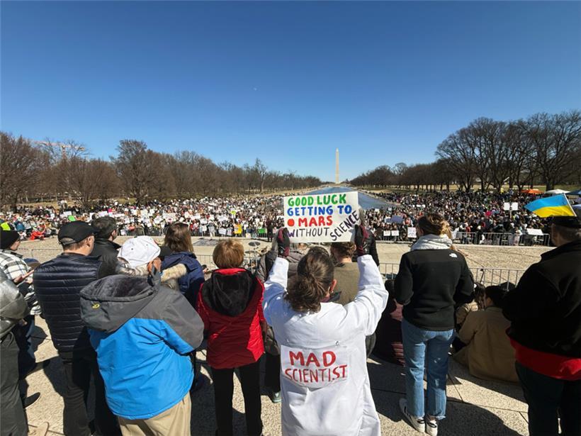 Teilnehmer einer Kundgebung von Wissenschaftlern und Forschern protestieren am Lincoln Memorial
