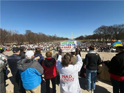 Teilnehmer einer Kundgebung von Wissenschaftlern und Forschern protestieren am Lincoln Memorial
