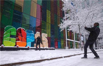 Teilnehmer machen Erinnerungsfotos an dem übergroßen Logo „COP15“ vor dem Kongresszentrum der COP15 UN-Konferenz zur biologischen Vielfalt im kanadischen Montreal
