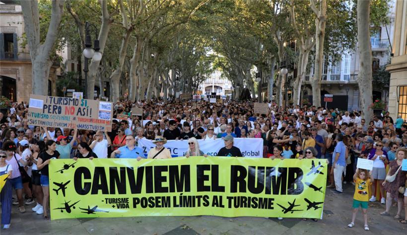 Teilnehmer nehmen an einer Demonstration gegen den Massentourismus auf Mallorca teil. Die Demonstranten machten sich vom Park Ses Estaciones anschließend auf den Weg durch die Altstadt Palmas. 
