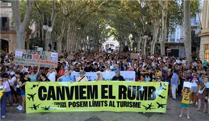 Teilnehmer nehmen an einer Demonstration gegen den Massentourismus auf Mallorca teil. Die Demonstranten machten sich vom Park Ses Estaciones anschließend auf den Weg durch die Altstadt Palmas. 
