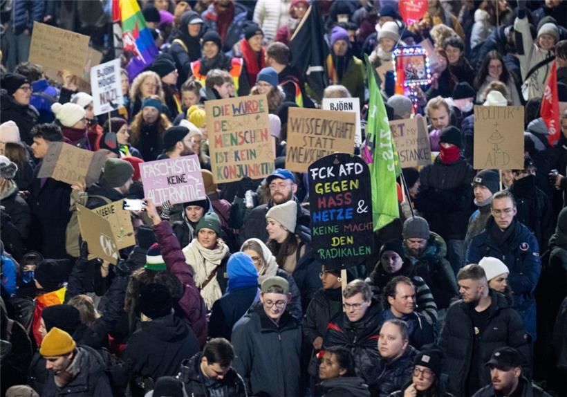 Teilnehmer unterschiedlicher Organisationen protestieren in Gießen gegen die Gründungsversammlung der neuen AfD-Jugendorganisation. Die Demonstration wird von einem massiven Polizeiaufgebot begleitet.
