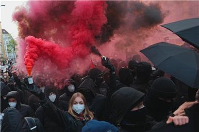 Teilnehmer zünden Pyrotechnik beim Demonstrationszug linker und linksradikaler Gruppen in Berlin unter dem Motto „Demonstration zum revolutionären 1. Mai“.
