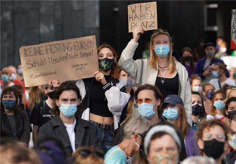 Teilnehmerinnen einer Demonstration eines Bündnisses für die sofortige Evakuierung aller griechischen Lager halten Schilder mit der Aufschrift „Keine Festung Europa. Schützt Menschen! nicht Grenzen!“ und „Wir haben Platz“

