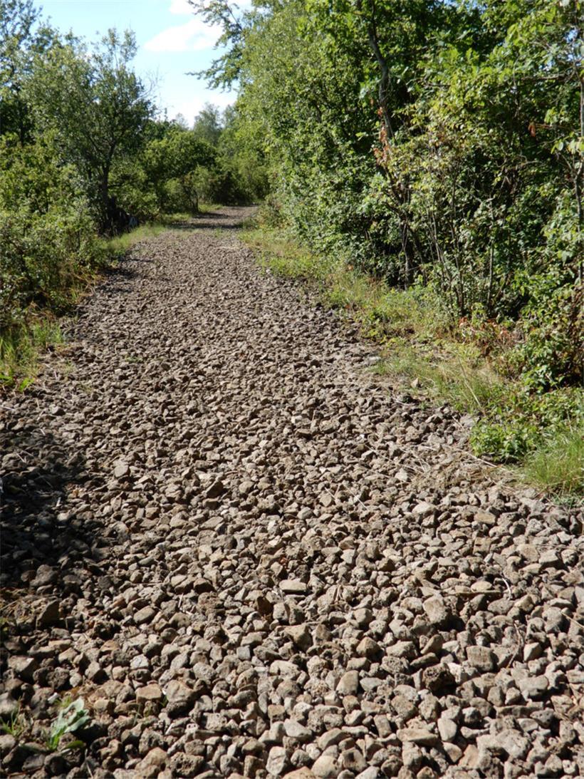 Teilweise führen heute Spazierwege über die Schlacken der alten Tram-Strecke
