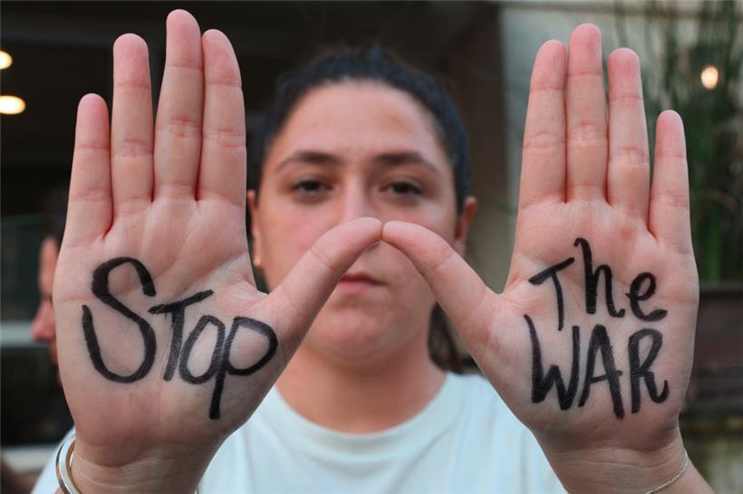 Tel Aviv, 19. August: Eine Demonstrantin zeigt eine Botschaft auf ihren Händen während einer Versammlung, die die Freilassung von Israelis fordert

