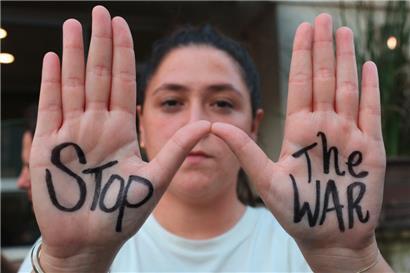 Tel Aviv, 19. August: Eine Demonstrantin zeigt eine Botschaft auf ihren Händen während einer Versammlung, die die Freilassung von Israelis fordert
