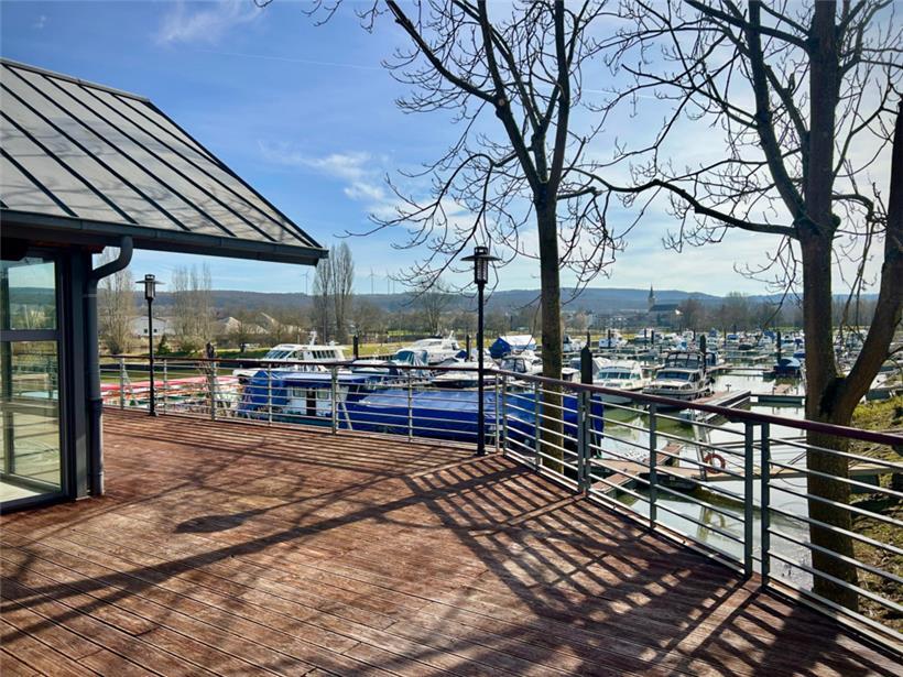Terrasse des Restaurants „Am Hafen“: Der Yachthafen von Schwebsingen ist der ein...