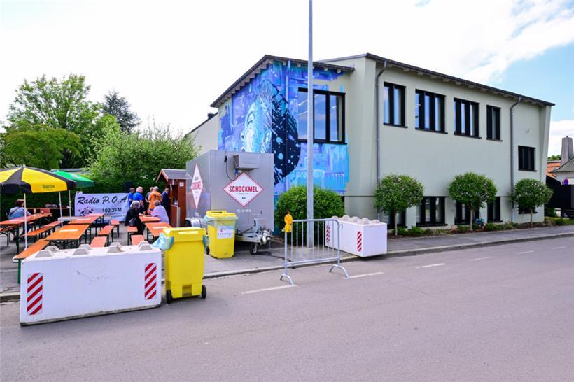 „Terrassenbetrieb“ im Sommer vor der ehemaligen Kirche, in der das Radiostudio untergebracht ist
