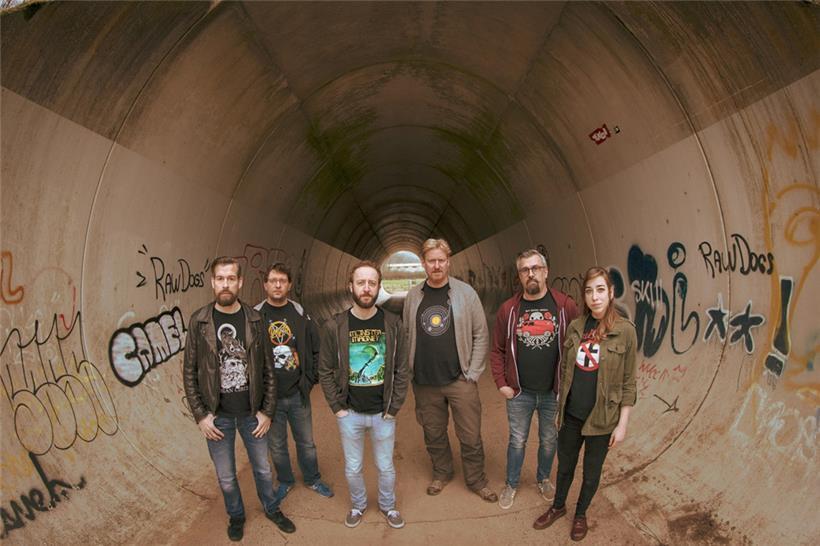 Tëschegas melden sich mit einer neuen Single zurück: „Never Fight Alone“ erscheint am Donnerstag
