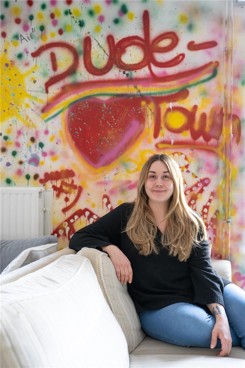 Tess Malano beim Aufbau des Outreach-Angebots im Jugendhaus in Düdelingen, engagiert für Jugendförderung und soziale Arbeit