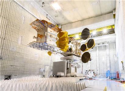 Test, Test, 1, 2, 3: Die Antennenleistung von SES-17 wurde in einer speziellen Kammer überprüft
