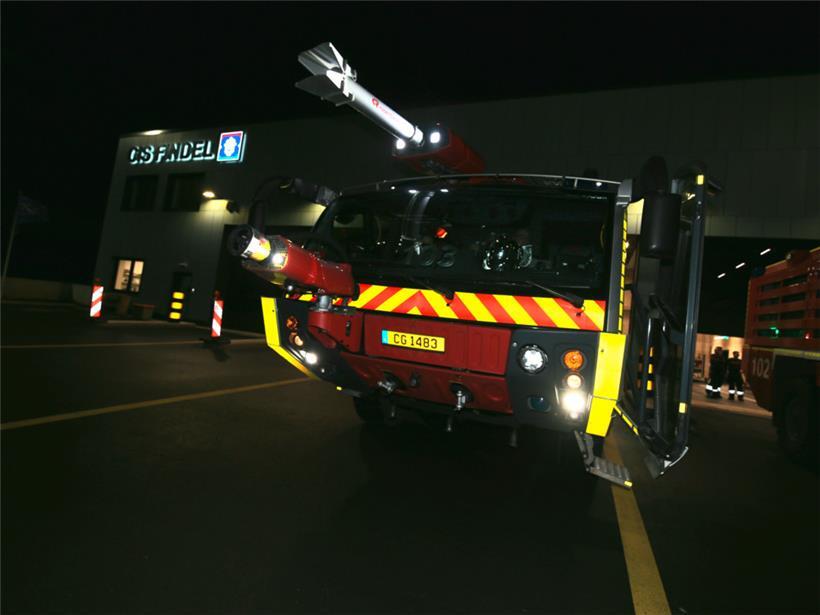 Test der Flugfeldlöschfahrzeuge während der Nachtschicht
