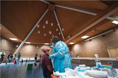 Teststation im niederländischen Terschelling: Noch ist nicht bekannt, wie häufig es zu erneuten Ansteckungen kommt
