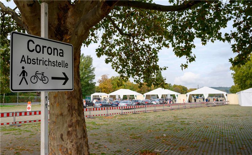 Teststation in Stuttgart: In Deutschland herrscht ein großes Durcheinander darüber, wie mit Corona umgegangen werden soll
