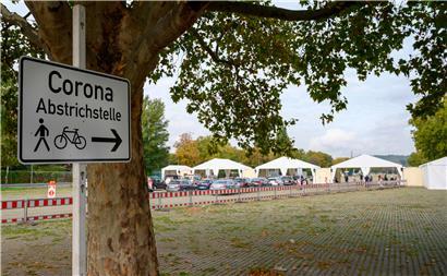Teststation in Stuttgart: In Deutschland herrscht ein großes Durcheinander darüber, wie mit Corona umgegangen werden soll
