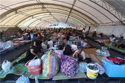 Thailändische Einwohner, die nach Zusammenstößen zwischen thailändischen und kambodschanischen Soldaten aus ihren Häusern geflohen sind, ruhen sich in einem Evakuierungszentrum in der thailändischen Provinz Buriram aus
