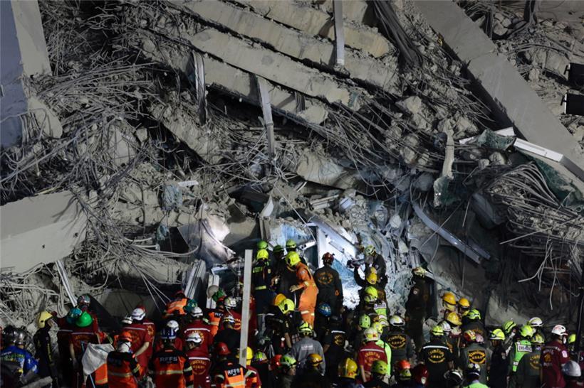 Thailand, Bangkok: Rettungskräfte arbeiten an der Baustelle eines Hochhauses, das nach einem starken Erdbeben eingestürzt ist.
