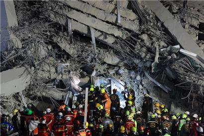 Thailand, Bangkok: Rettungskräfte arbeiten an der Baustelle eines Hochhauses, das nach einem starken Erdbeben eingestürzt ist.
