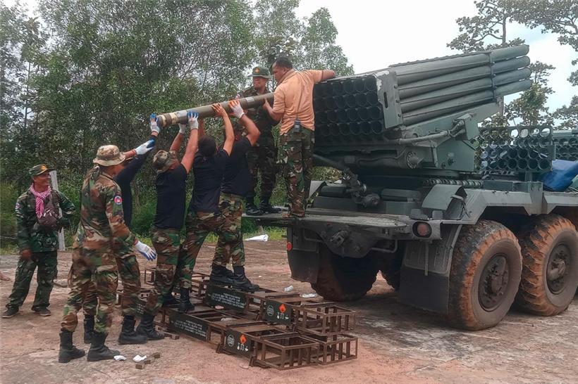 Thailand flog am Donnerstag Luftangriffe auf kambodschanische Militärziele, nachdem Kambodscha Raketen und Artillerie abgefeuert und dabei einen Zivilisten getötet hatte. Damit eskalierte der langjährige Grenzkonflikt zwischen den beiden Nachbarländern dramatisch.
