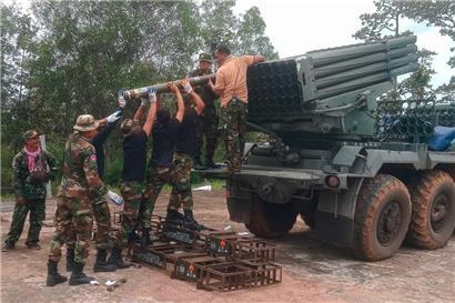 Thailand flog am Donnerstag Luftangriffe auf kambodschanische Militärziele, nachdem Kambodscha Raketen und Artillerie abgefeuert und dabei einen Zivilisten getötet hatte. Damit eskalierte der langjährige Grenzkonflikt zwischen den beiden Nachbarländern dramatisch.
