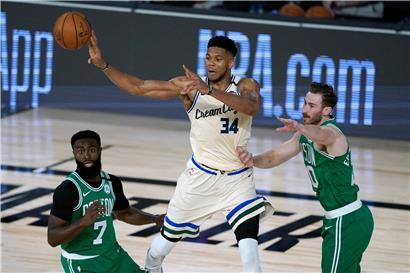 „The Greek Freak“: Der Grieche Giannis Antetokounmpo (34) unterschrieb bei den Milwaukee Bucks einen neuen Fünfjahresvertrag in Höhe von 228 Millionen Dollar und kann sich mit seiner Mannschaft berechtigte Hoffnung darauf machen, die Lakers zu ärgern
