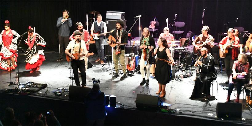 The Paperboys: Als Trio angekündigt und mit Unterstützung zweier Musiker von Dreamcatcher und später der Truppe der Uni Luxemburg ein klanggewaltiges Ensemble
