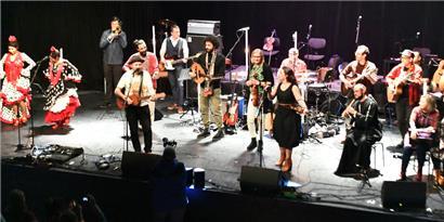 The Paperboys: Als Trio angekündigt und mit Unterstützung zweier Musiker von Dreamcatcher und später der Truppe der Uni Luxemburg ein klanggewaltiges Ensemble
