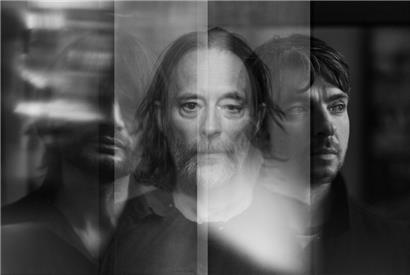 The Smile ist die neue Super-Group, die aus Thom Yorke (m.) und Jonny Greenwood (l.) von Radiohead sowie dem Jazz-Schlagzeuger Tom Skinner (r.) besteht
