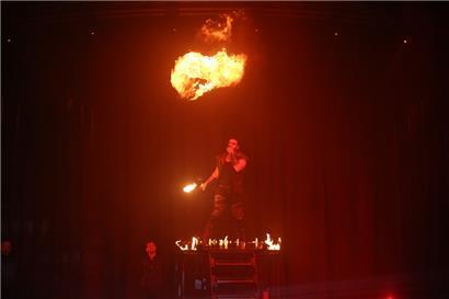 The dark side of juggling: Tony Garcia ist für seine extremen Darbietungen bekannt
