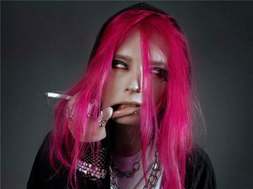 Frau Théa mit elektrisierendem Blick und kraftvoller Ausstrahlung in dynamischem Porträt