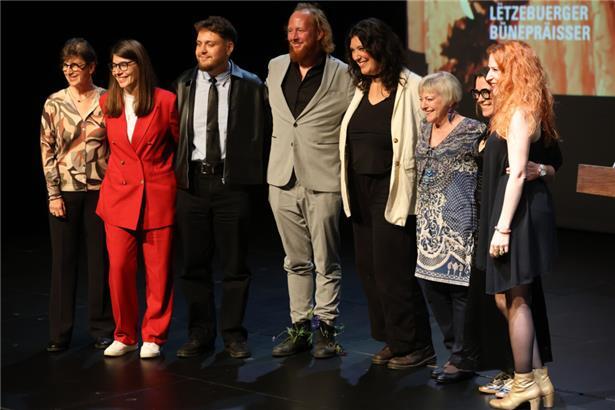 Theater ist für Suglia ein Gemeinschaftsjob: Das Team um den Autoren (3.v.l.) und die Regisseurin Daliah Kentges (2.v.l.) bei der Vergabe des „Lëtzebuerger Bünepräis 2025“
